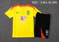 Maillot jaune du Brésil avec short noir, face