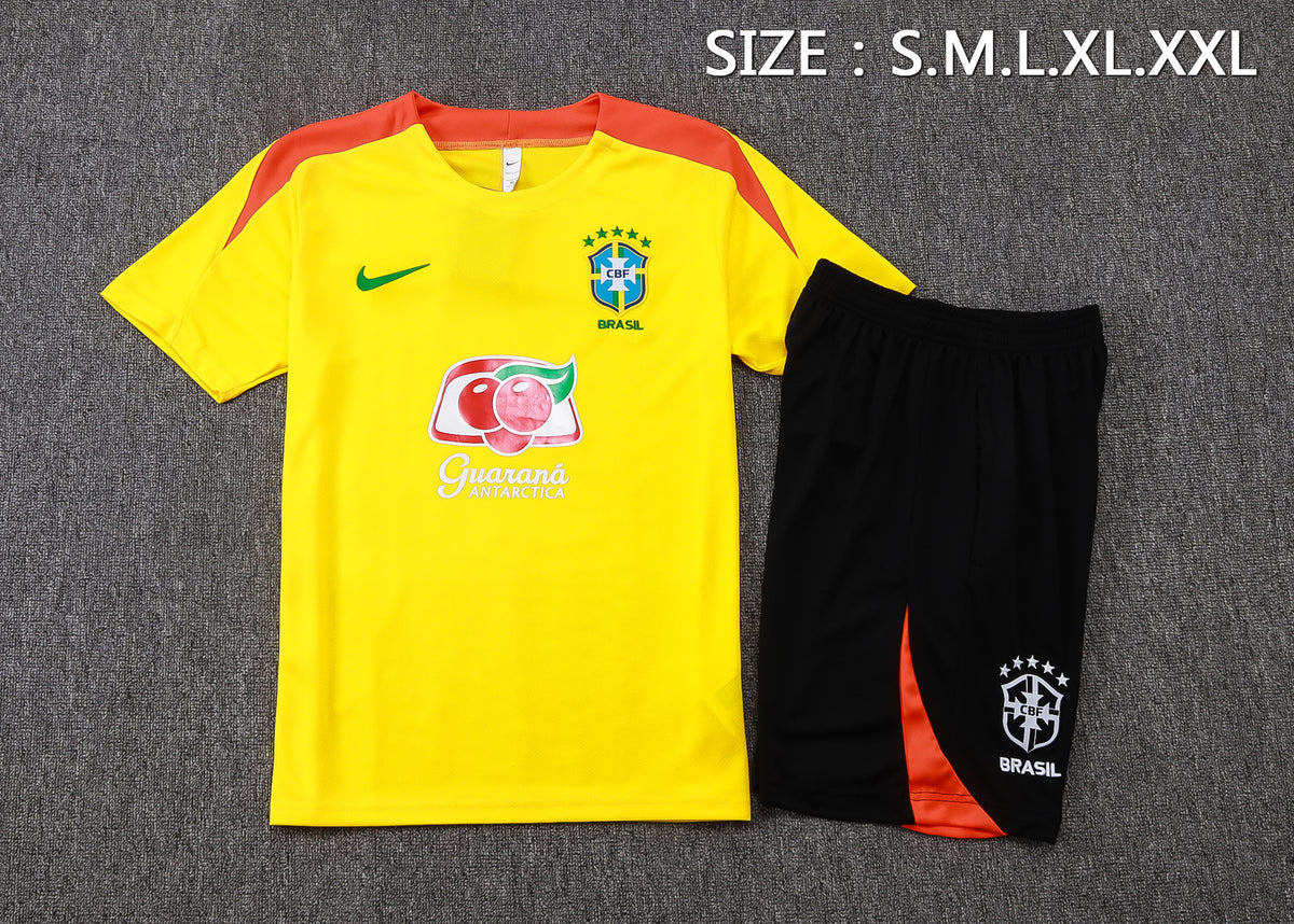 Maillot jaune du Brésil avec short noir, face