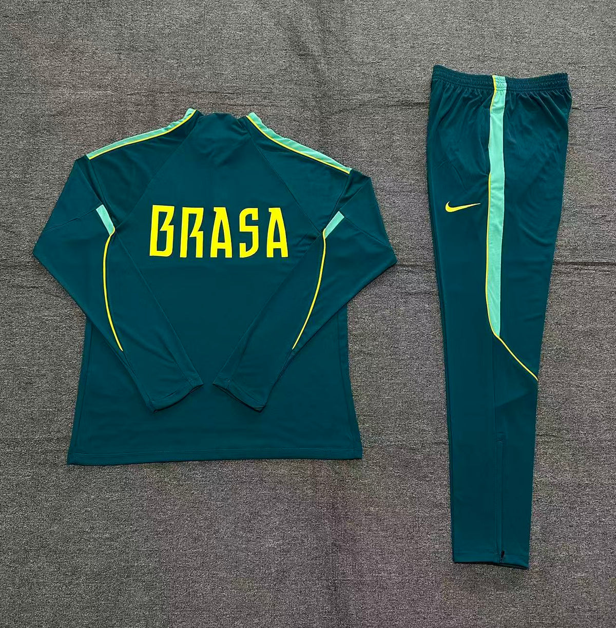 Ensemble d’entraînement Brésil vert foncé BRASA, vue de face du haut et du pantalon