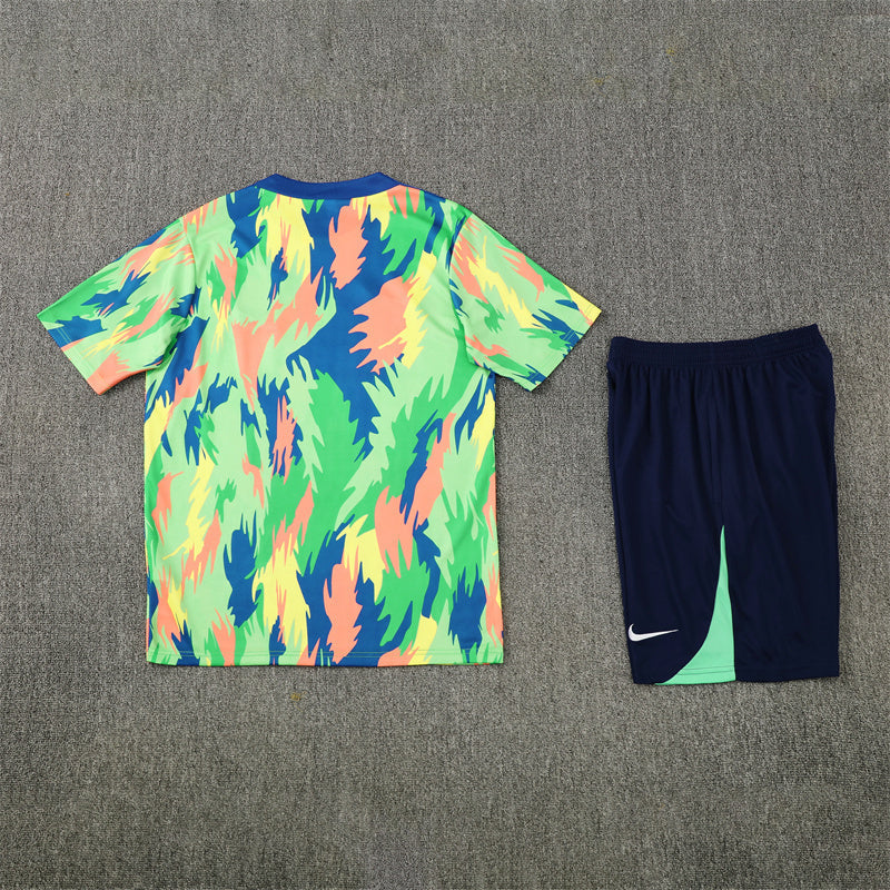 Vue de dos de l’ensemble Brésil multicolore avec short bleu marine