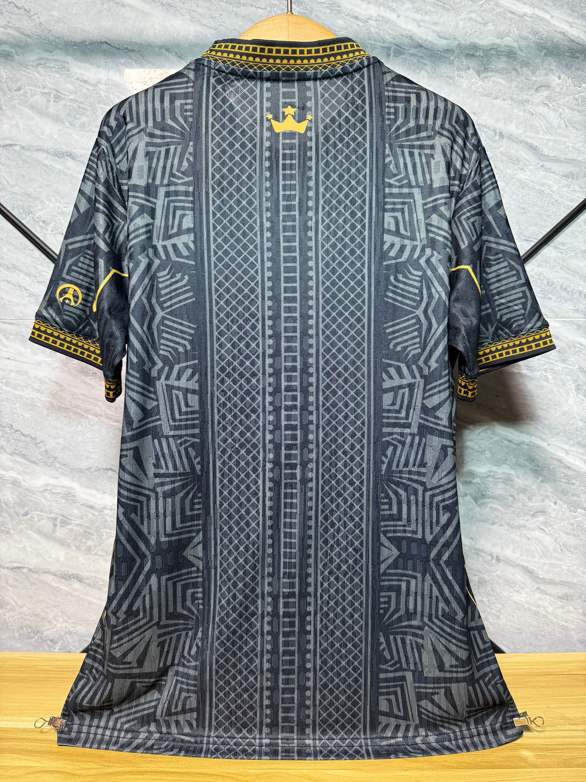 Maillot Brésil noir et doré, vue de dos avec motif couronne