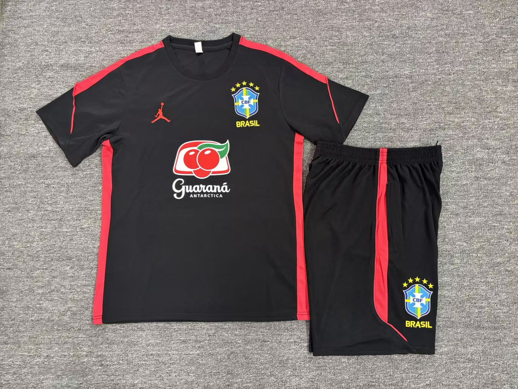 Vue de dos de l’ensemble Brésil noir et rouge avec short assorti