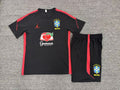 Vue de dos de l’ensemble Brésil noir et rouge avec short assorti