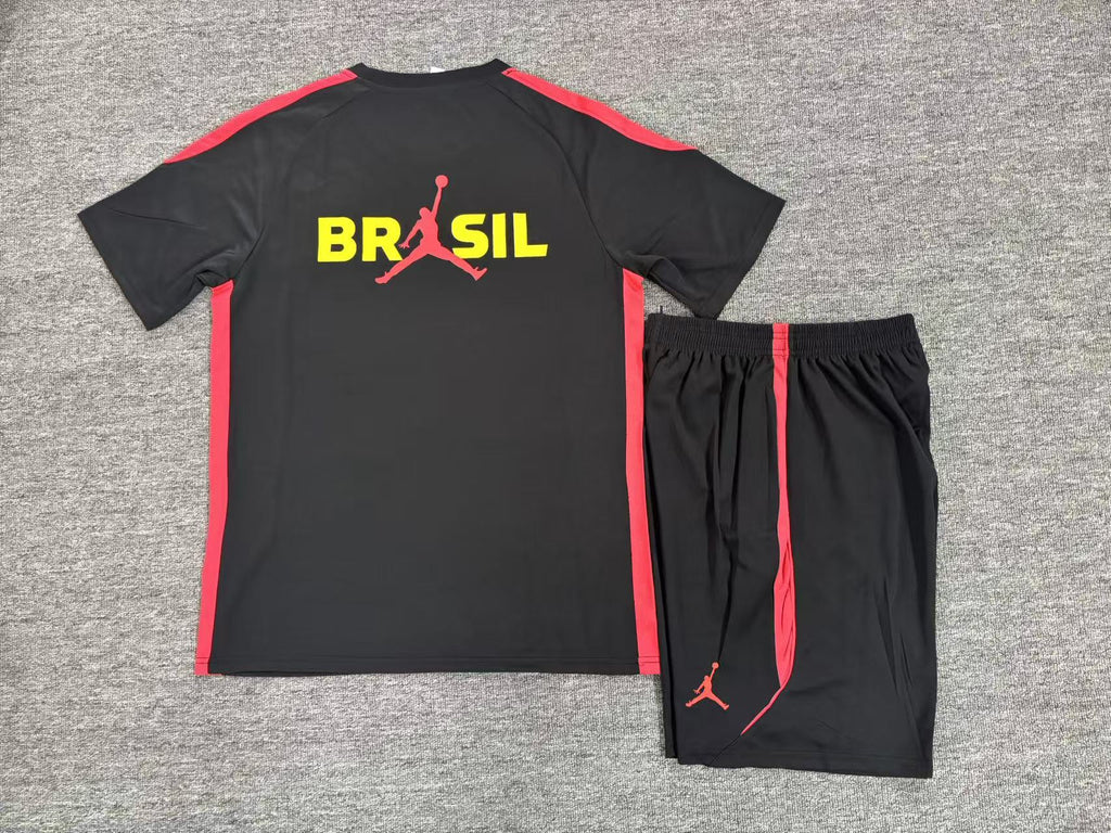 Vue de face de l’ensemble Brésil noir et rouge avec short assorti