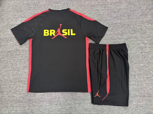 Vue de face de l’ensemble Brésil noir et rouge avec short assorti