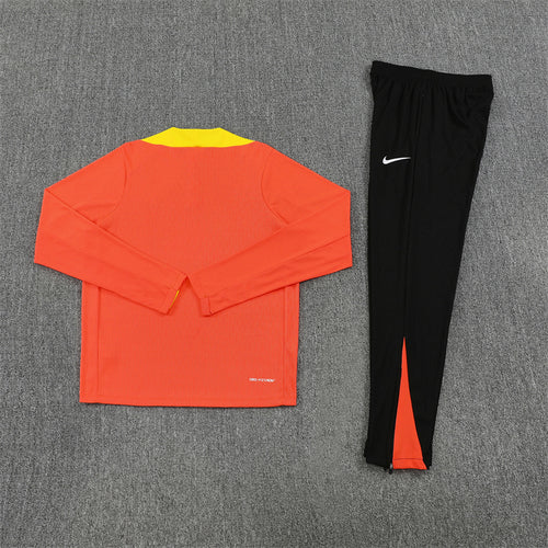 Ensemble Brésil orange et jaune avec pantalon noir, vue de dos