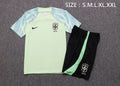 Vue de face de l’ensemble Brésil vert clair avec short noir
