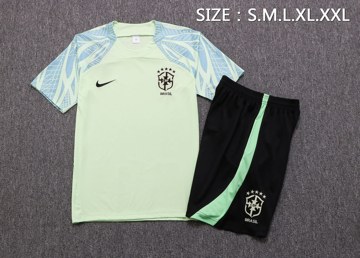 Vue de face de l’ensemble Brésil vert clair avec short noir