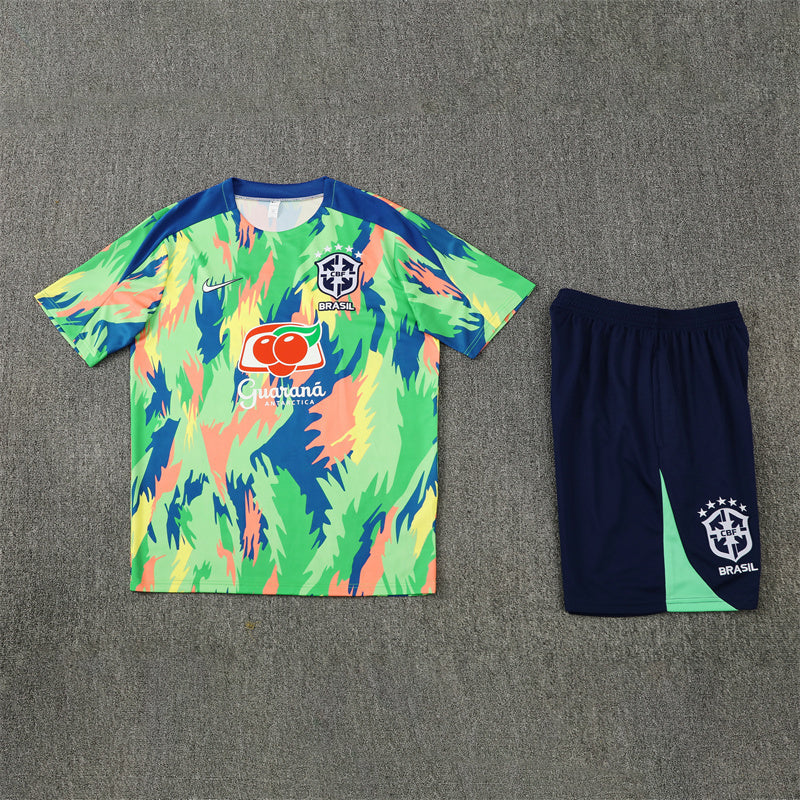 Vue de face de l’ensemble Brésil multicolore avec short bleu marine