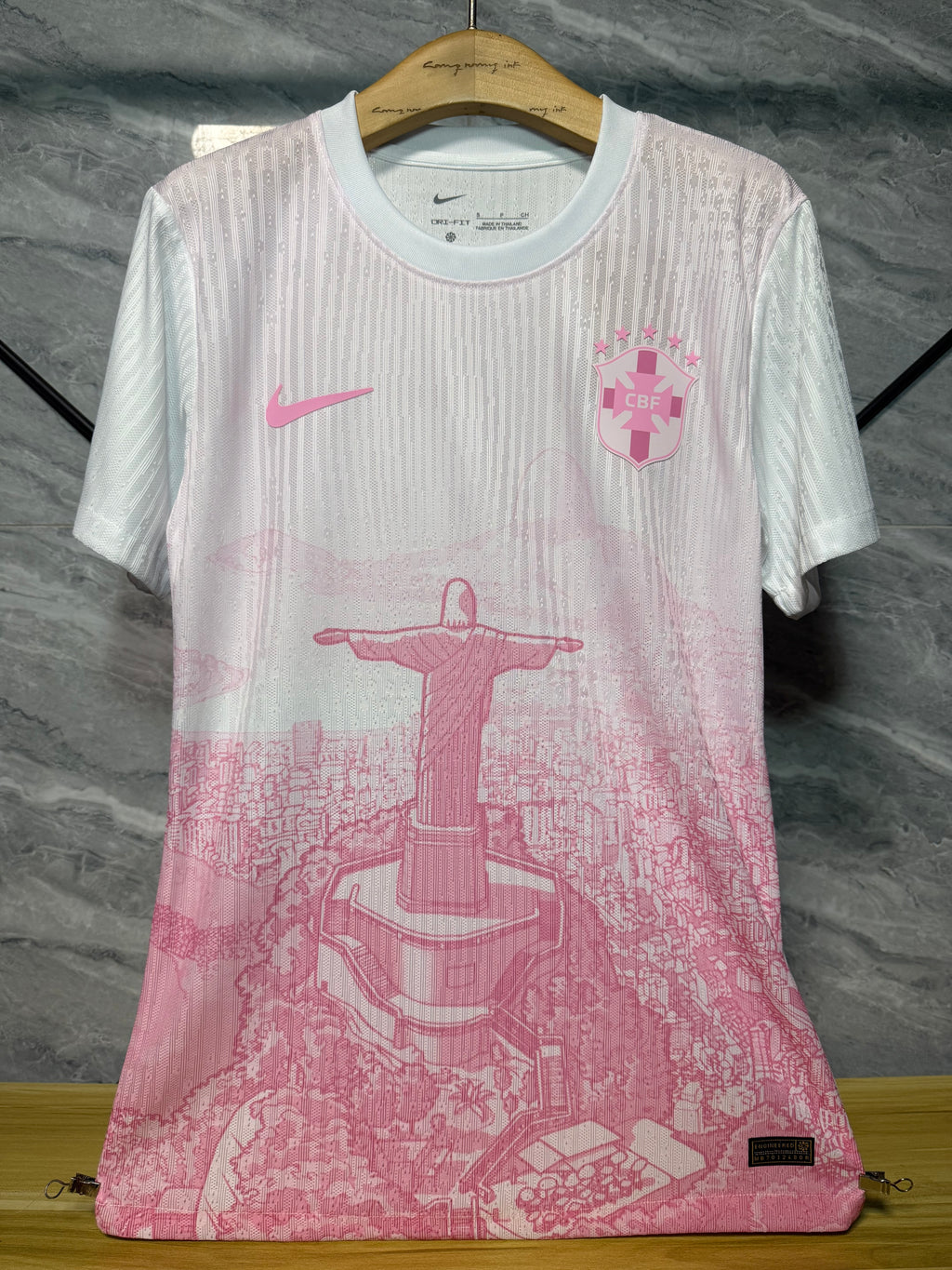 Maillot Brésil blanc et rose, vue de face avec illustration du Christ Rédempteur