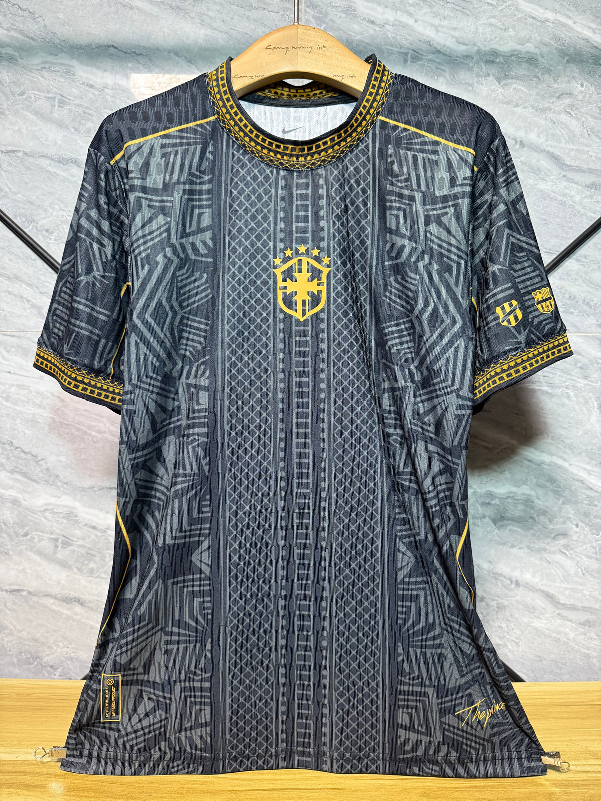 Maillot Brésil noir et gris à détails dorés, vue de face