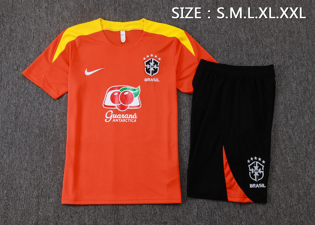 Dos du maillot orange et short noir de l’ensemble Brésil