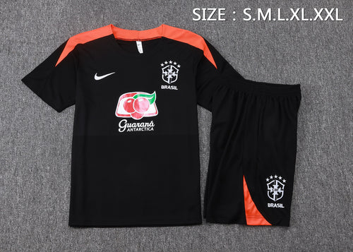 Maillot noir et short noir du Brésil, vue de dos
