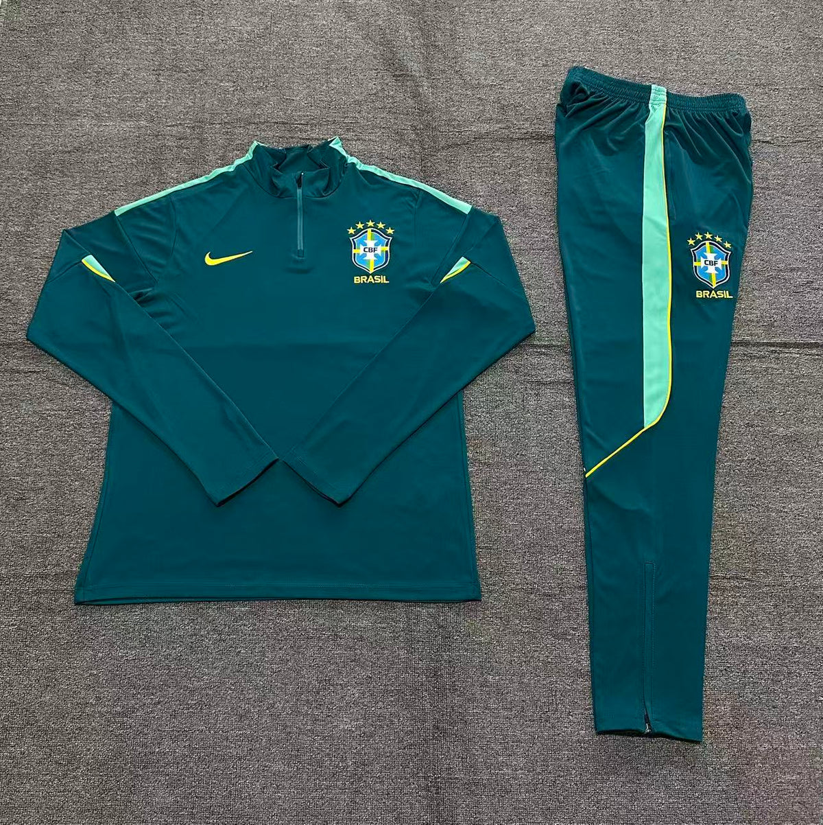 Ensemble d’entraînement Brésil vert foncé, dos du haut avec inscription BRASA et pantalon