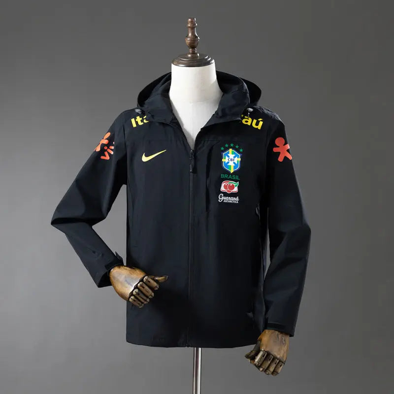 Veste noire à capuche inspirée du football brésilien, vue de face