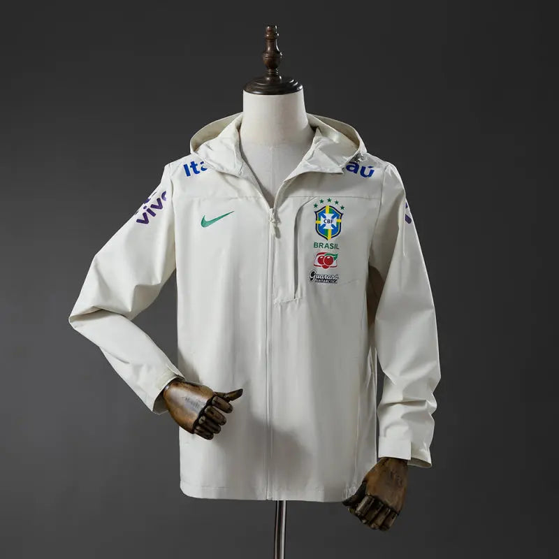 Veste blanche à capuche inspirée du football brésilien, vue de dos