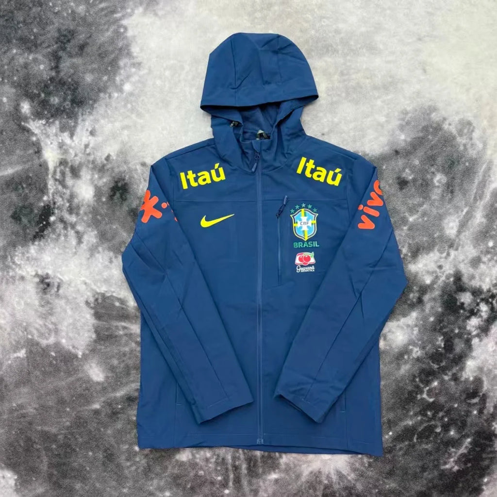 Veste bleue à capuche inspirée du Brésil, présentée sur un mannequin