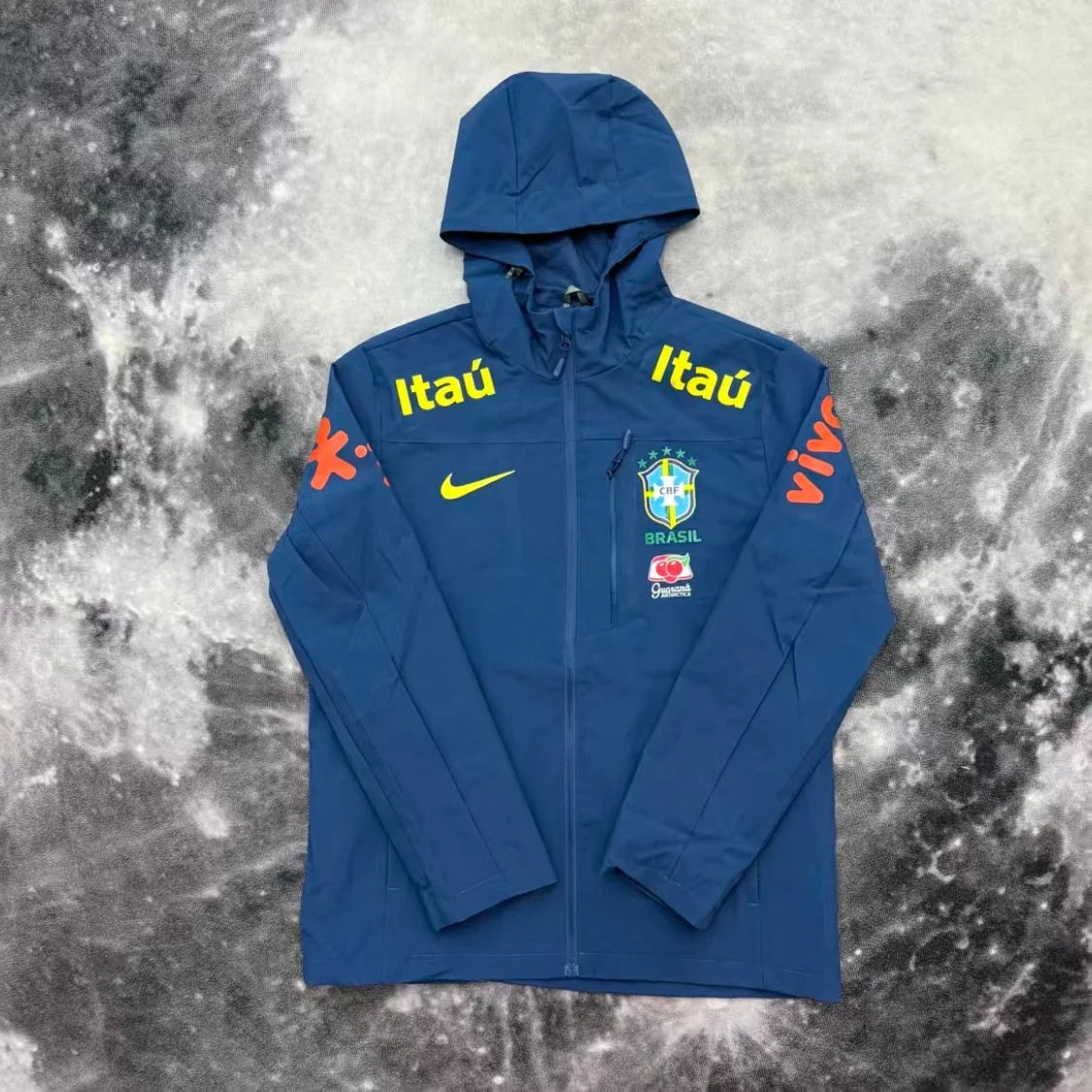 Veste bleue à capuche inspirée du Brésil, présentée sur un mannequin
