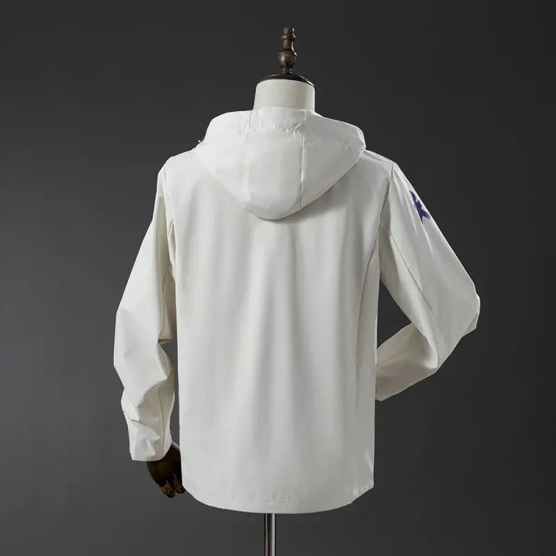 Veste blanche à capuche inspirée du football brésilien, vue de face