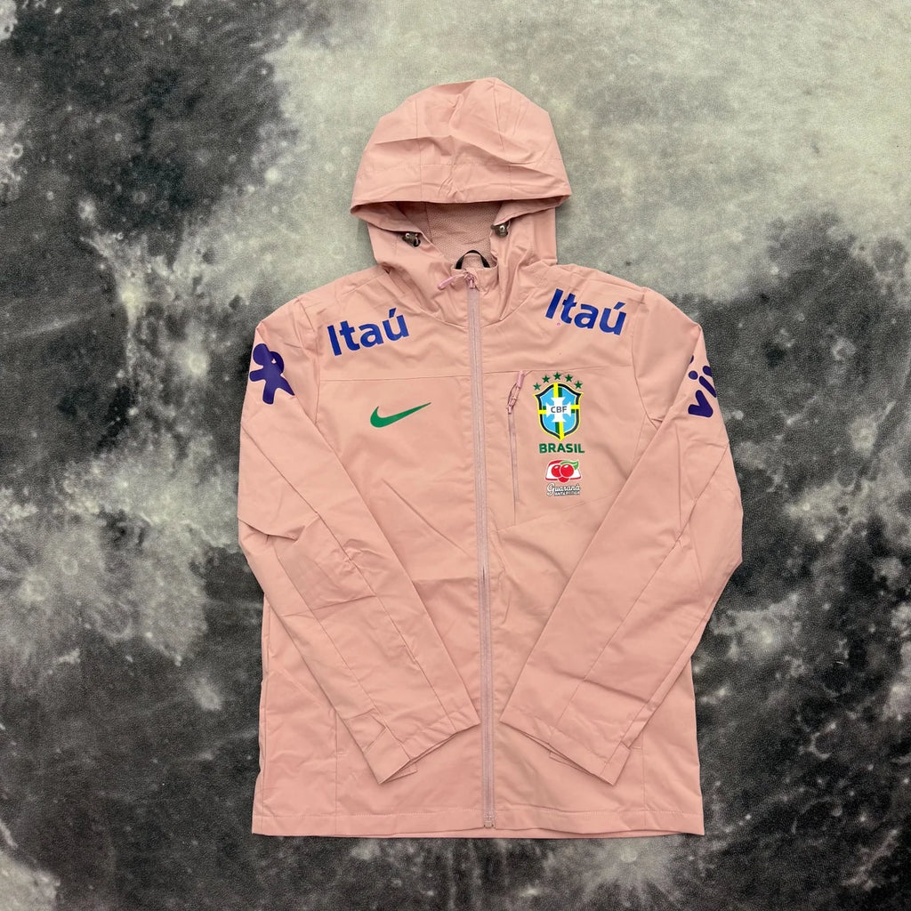 Veste rose à capuche inspirée du football brésilien, présentée sur un mannequin