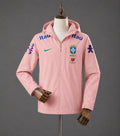 Veste rose à capuche inspirée du football brésilien, photographiée à plat