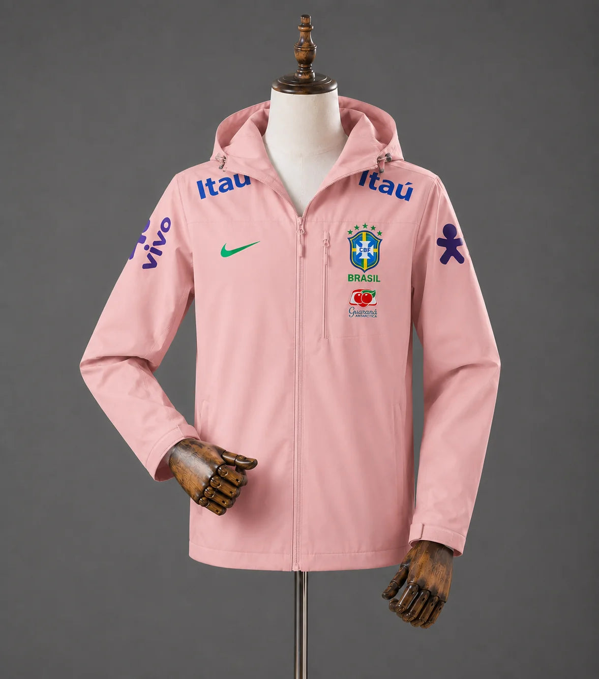 Veste rose à capuche inspirée du football brésilien, photographiée à plat